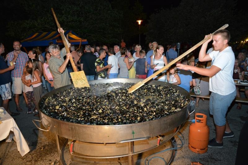 04.08.2015., Privlaka – Dalmatinska festa na domaci nacin prikazana je i u Privlaci pokraj Zadra na Privlackoj noci kada su mnogobrojni turisti i posjetitelji mogli gustati u morskim delicijama, poput dagnji, srdela, fritula i slicnog. Photo: Damir Spehar