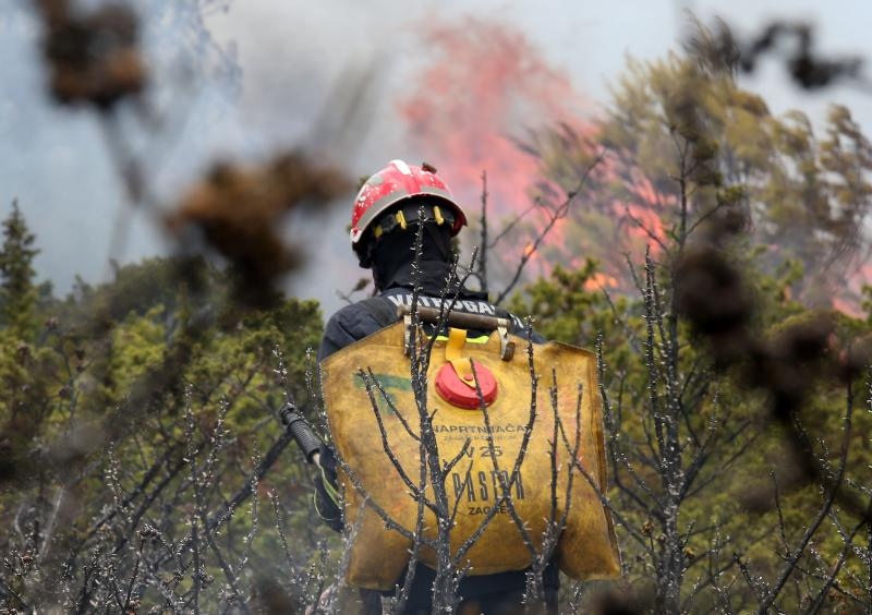 Zbog požara je zatvorena i autocesta