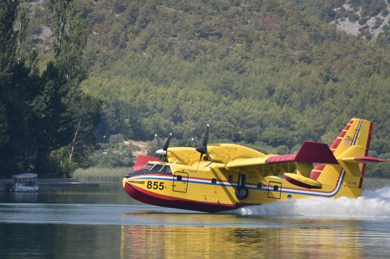 Piloti kanadera oduševljavali spektakularnim uzimanjem vode iz Visovačkog jezera Piloti kanadera oduševljavali spektakularnim uzimanjem vode iz Visovačkog jezera