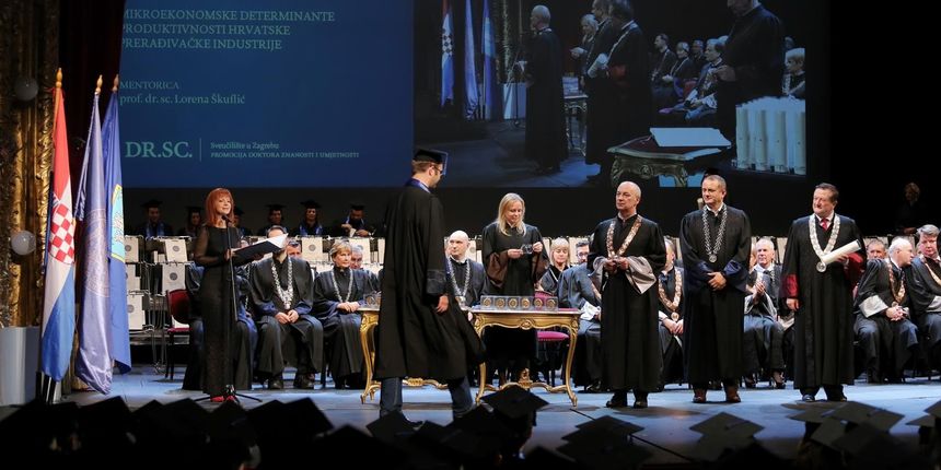 U Hrvatskom narodnom kazalistu odrzana je Svecana promocija 202 doktora znanosti i umjetnosti Sveucilista u Zagrebu. Damir Boras, rektor. U Hrvatskom narodnom kazalistu odrzana je Svecana promocija 202 doktora znanosti i umjetnosti Sveucilista u Zagrebu. Damir Boras, rektor.