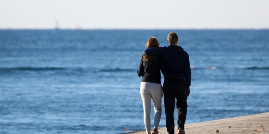 Zadar – Suncano i toplo nedjeljno poslijepodne velik broj ljudi proveo je na rivi. romantika. ljubav. Photo: Filip Brala/PIXSELL Zadar – Suncano i toplo nedjeljno poslijepodne velik broj ljudi proveo je na rivi. romantika. ljubav. Photo: Filip Brala/PIXSELL