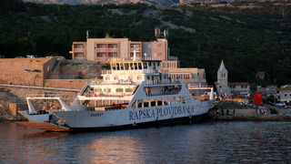 Jablanac, 170811.
U pomorskoj havariji trajekt Rapske plovidbe “Barbat” oko 18 sati, prilikom pristajanja u luku Jablanac ostao je bez pogona i udario u rivu koja je ujedno i mjesna plaza. Ozlijedjeno je sedam osoba. Ocevid je u tijeku.
Foto: Goran Novotn