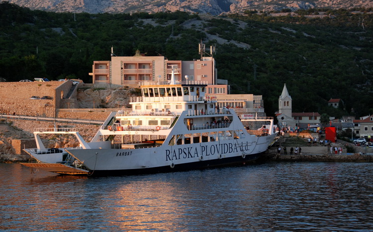 Jablanac, 170811.
U pomorskoj havariji trajekt Rapske plovidbe “Barbat” oko 18 sati, prilikom pristajanja u luku Jablanac ostao je bez pogona i udario u rivu koja je ujedno i mjesna plaza. Ozlijedjeno je sedam osoba. Ocevid je u tijeku.
Foto: Goran Novotn