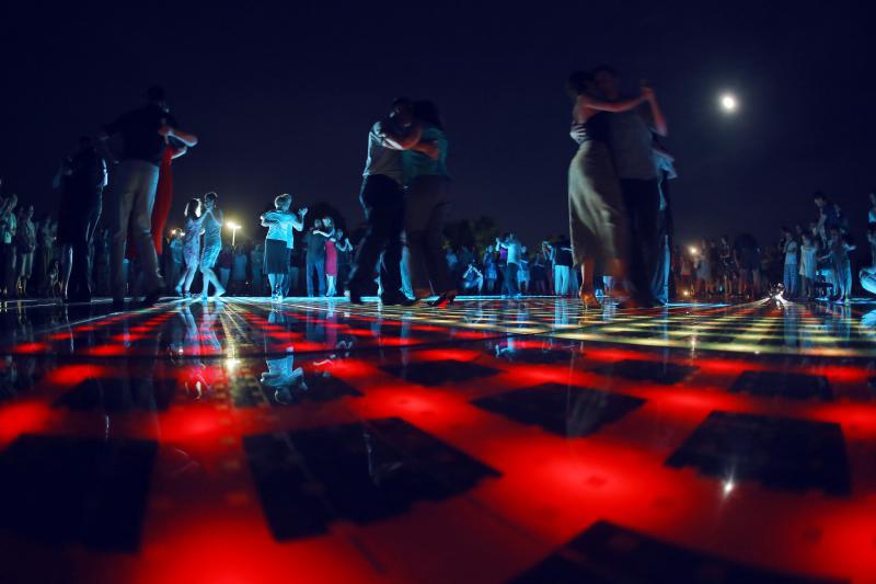 20.06.2013., Zadar – Pod gotovo punim mjesecom na instalaciji Pozdrav Suncu otvoren je 4. festival tanga.Photo: Filip Brala/PIXSELL 20.06.2013., Zadar – Pod gotovo punim mjesecom na instalaciji Pozdrav Suncu otvoren je 4. festival tanga.Photo: Filip Brala/PIXSELL