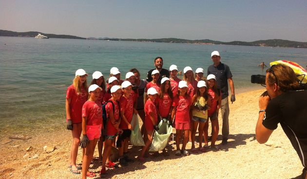 Jedriličari i mladi sportaši udružili snage u akciji čišćenja plaže Punta u Bibinju