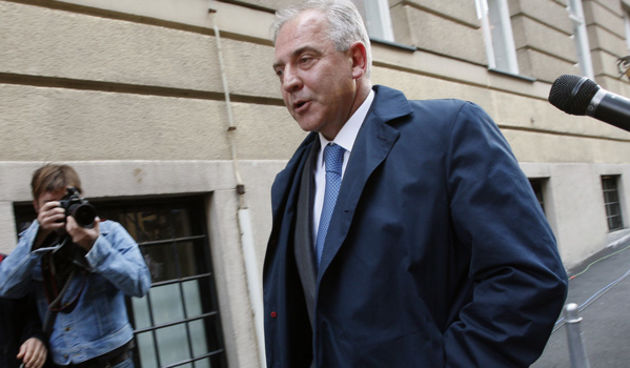 Zagreb, 121010. Sabor. Bivsi premijer Ivo Sanader dao je  iskaz na sjednici saborskog Istraznog povjerenstva za utvrdivanje cinjenica u vezi privatizacije naftne kompanije INE te svih ugovora i dodataka ugovora izmedju Vlade RH i strateskog partnera MOL-a