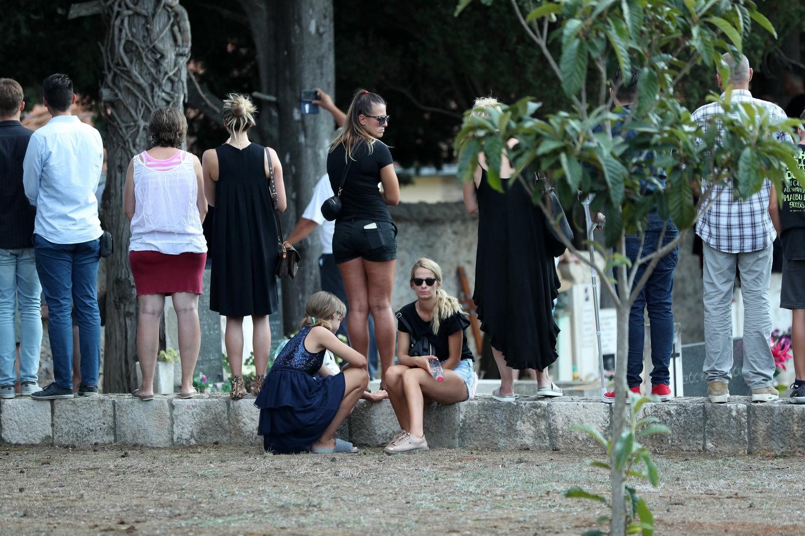 Posljednji ispraćaj Olivera Dragojevića na groblju Sveti Roko u Veloj Luci Posljednji ispraćaj Olivera Dragojevića na groblju Sveti Roko u Veloj Luci