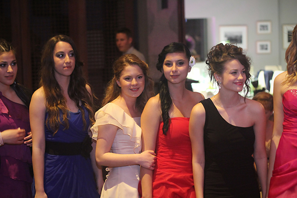 Maturalna večer Gimnazije Vladimira Nazora (foto:Saša Čuka) Maturalna večer Gimnazije Vladimira Nazora (foto:Saša Čuka)