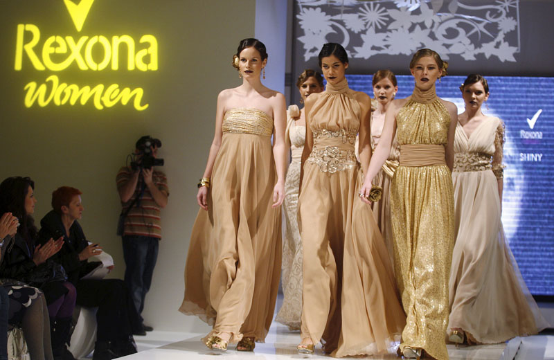 Zagreb, 260309.
Muzej Mimara.
Modna revija novih Rexoninih mirisnih kolekcija.
Rexona event dizajnera Ivice Skoke prikazali su modnu reviju inspiriranu mirisima koje su nosile izmedju ostalih i Vedrana Linardic, Anita Dujic, Nives Vincic, a voditelji Zagreb, 260309.
Muzej Mimara.
Modna revija novih Rexoninih mirisnih kolekcija.
Rexona event dizajnera Ivice Skoke prikazali su modnu reviju inspiriranu mirisima koje su nosile izmedju ostalih i Vedrana Linardic, Anita Dujic, Nives Vincic, a voditelji