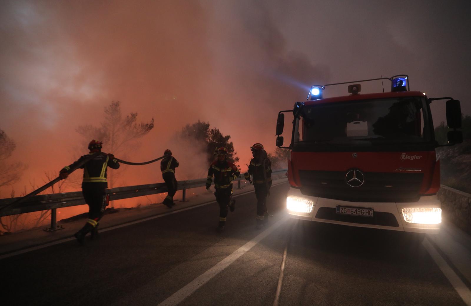 Tučepi: Požar se širi, zahvatio ranč i kuće, vatrogasci u akciji