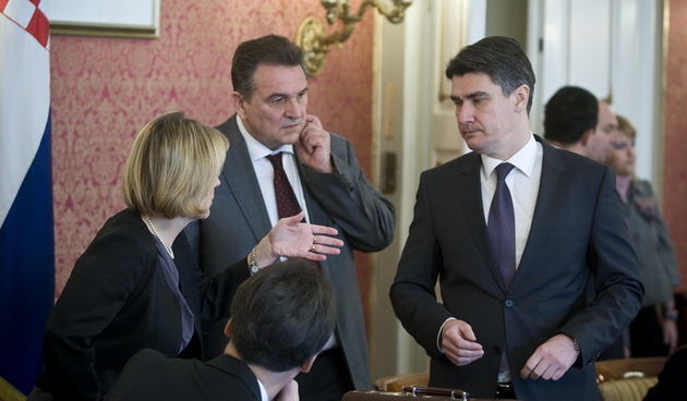 Zagreb, 020212.
Vlada, Banski dvori.
Sjednica vlade.
Na otvorenom dijelu seste sjednice Vlada Republike Hrvatske raspravlja se o Prijedlogu programa za preuzimanje i provedbu pravne stecevine EU za ovu godinu te Nacrtu prijedloga plana uskladjivanja hrvat