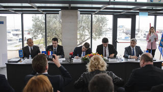 Ministar Oleg Butković potpisao ugovore za izgradnju trajektne luke Tkon i sanaciju luka Turanj, Mandre i Petrčane Ministar Oleg Butković potpisao ugovore za izgradnju trajektne luke Tkon i sanaciju luka Turanj, Mandre i Petrčane