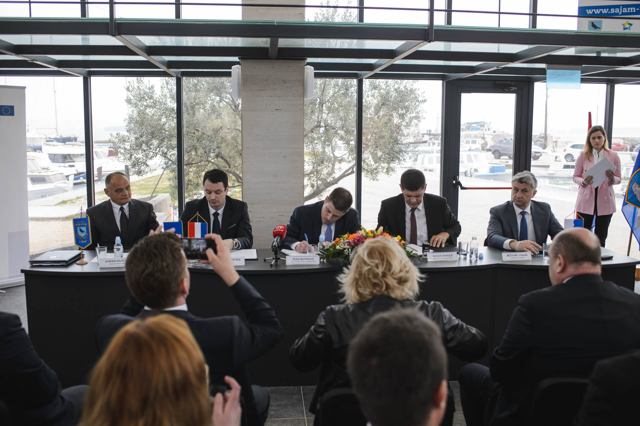 Ministar Oleg Butković potpisao ugovore za izgradnju trajektne luke Tkon i sanaciju luka Turanj, Mandre i Petrčane Ministar Oleg Butković potpisao ugovore za izgradnju trajektne luke Tkon i sanaciju luka Turanj, Mandre i Petrčane