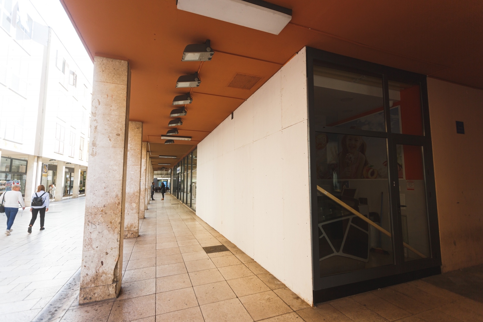 Zatvorene butige i poluprazan zadarski Poluotok Zatvorene butige i poluprazan zadarski Poluotok