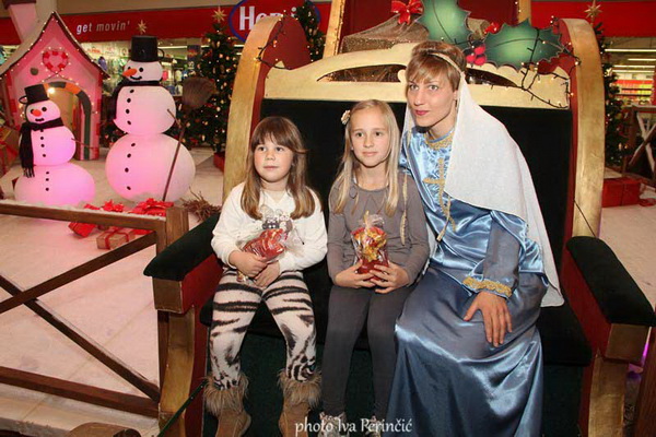 Sv. Luce razveselila mališane u Supernova centru, Foto: Iva Perinčić Sv. Luce razveselila mališane u Supernova centru, Foto: Iva Perinčić