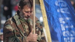 Nadin, 191111.
Clanovi 23 braniteljske udruge danas su u mimohodu od Benkovca do Skabrnje, hodnja se zaustavlja samo u Nadinu zbog polaganja vijenaca (na danasnji dan u Nadinu je ubijeno 19 civila, do sada nema optuzenih za masakr).
Foto: Luka Gerlanc / C