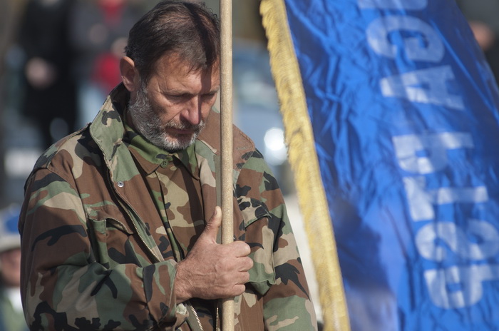 Nadin, 191111.
Clanovi 23 braniteljske udruge danas su u mimohodu od Benkovca do Skabrnje, hodnja se zaustavlja samo u Nadinu zbog polaganja vijenaca (na danasnji dan u Nadinu je ubijeno 19 civila, do sada nema optuzenih za masakr).
Foto: Luka Gerlanc / C