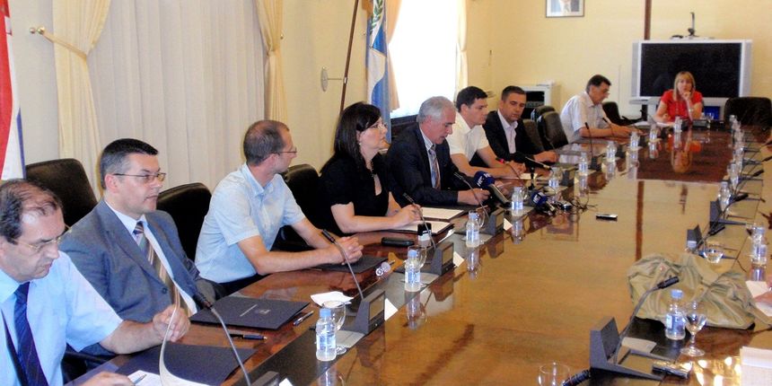 Potpisivanje ugovora za One stop service centar Potpisivanje ugovora za One stop service centar