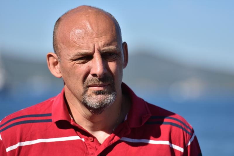 Zadar: Akcija mladih podigla hrvatsku zastavu u znak prosvjeda protiv uzurpacije mora i obale