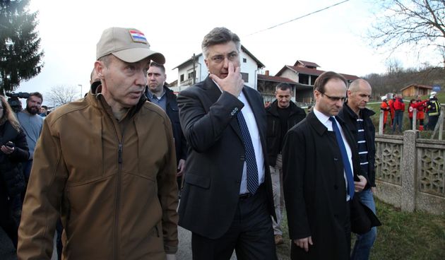 Premijer Andrej Plenkovic sudjelovao je na sastanku Kriznog stozera te je obisao poplavljena mjesta.