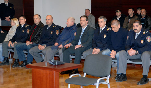 Zupanijski sud u Splitu. Danas su u Zupanijskom sudu u Splitu izrecene presude osumnjicenima za pljacku Centra posta Split u Kopilici. Na slici slijeva: Vesna Vuco, Jozo Certa, Boris Marusic i Mladen Stupalo. Foto: Josko Supic / CROPIX
