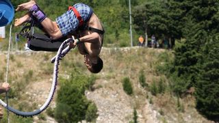 28.6.2014., Maslenica – Gimnasticar Marijo Moznik otvorio je sezonu bungee skokova s Maslenickog mosta. On je izveo dvostruki salto s uronom u more. Photo: Dino Stanin/PIXSELL