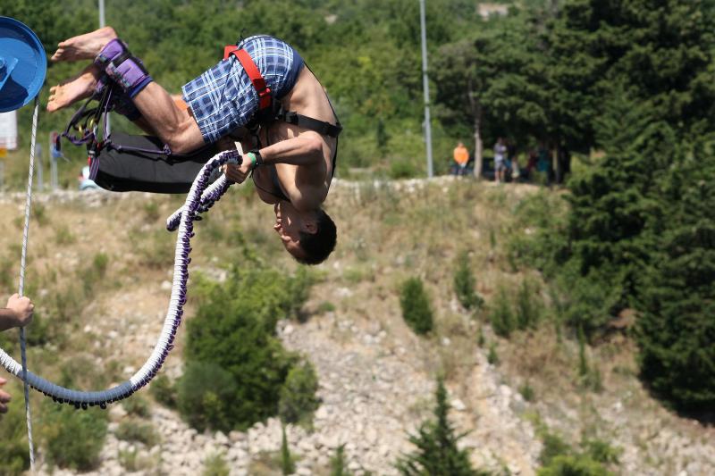28.6.2014., Maslenica – Gimnasticar Marijo Moznik otvorio je sezonu bungee skokova s Maslenickog mosta. On je izveo dvostruki salto s uronom u more. Photo: Dino Stanin/PIXSELL