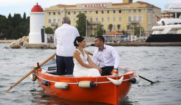Zadar – Sretni mladenci za potrebe fotografiranja odlucili su se za voznju barkajolom, a sami su se primili vesla te odveslali u bracnu luku.