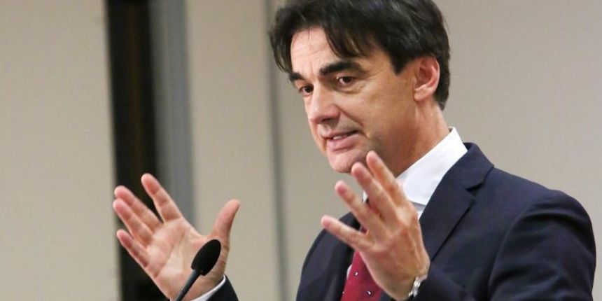 Potpredsjednik vlade i ministar regionalnog razvoja Branko Grcic govorio je na 6. Susretu gradonacelnika i poduzetnika o mjerama koje ce ublaziti manjak u blagajnama nastao smanjenjem poreza na dohodak. Photo: Dusko Jaramaz/PIXSELL