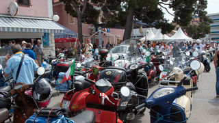 Spektakularni defile vespaša, foto: Vinko Pešić Spektakularni defile vespaša, foto: Vinko Pešić