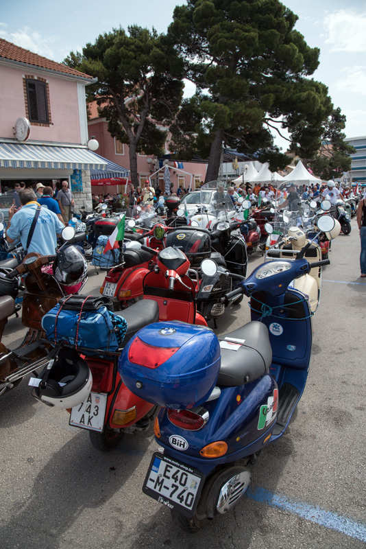 Spektakularni defile vespaša, foto: Vinko Pešić Spektakularni defile vespaša, foto: Vinko Pešić