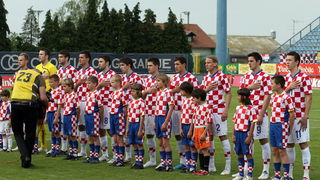 Varazdin, 190510.
Na gradskom stadionu u Varazdinu igra se kvalifikacijska utakmica za europsko prvenstvo U-21 izmedju reprezentacija Hrvatske i Slovacke.
Na slici: hrvatski nogometni reprezentativci prije utakmice, u vrijeme odrzavanja himne.
Foto: Andre