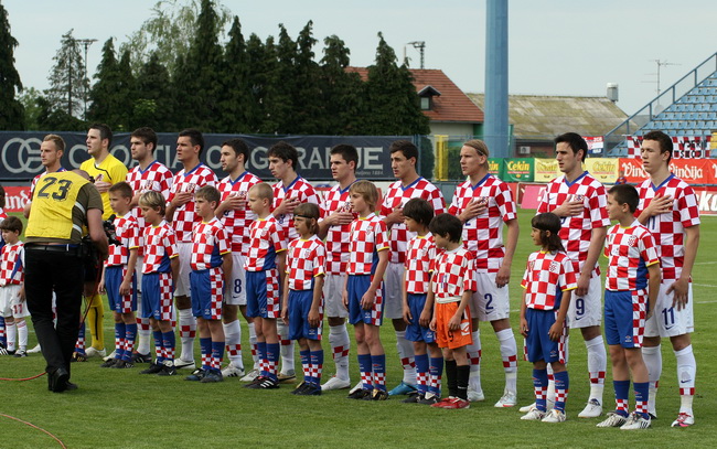 Varazdin, 190510.
Na gradskom stadionu u Varazdinu igra se kvalifikacijska utakmica za europsko prvenstvo U-21 izmedju reprezentacija Hrvatske i Slovacke.
Na slici: hrvatski nogometni reprezentativci prije utakmice, u vrijeme odrzavanja himne.
Foto: Andre