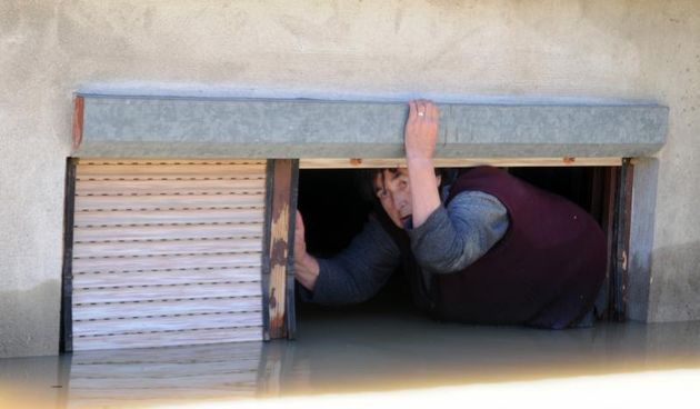 19.05.2014., Gunja – Pripadnici HGSS-a spasavaju mjestane potpuno potopljenog sela koji su ostali zarobljeni u svojim domovima. Jela Markoljevic. Poplava. Photo: Goran Ferbezar/PIXSELL