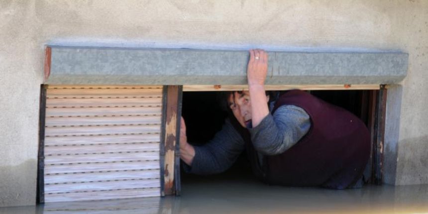 19.05.2014., Gunja – Pripadnici HGSS-a spasavaju mjestane potpuno potopljenog sela koji su ostali zarobljeni u svojim domovima. Jela Markoljevic. Poplava. Photo: Goran Ferbezar/PIXSELL