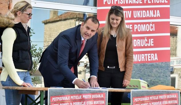 Murter: Potpisuje se peticija protiv ukidanja hitne pomoći u Tisnom. Foto: Hrvoje Jelavić/PIXSELL
