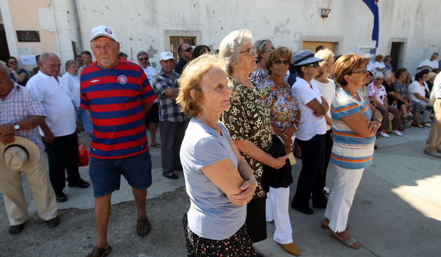 Mali Iz, 260712.
Proslava 70. obljetnice Maloiskog ustanka kojeg zajedno organiziraju Grad Zadar i Udruga antifasistickih boraca pod pokroviteljstvom predsjednika Ive Josipovica. Na spomenik Palima za slobodu i socijalizam u uvali Knez vijence su polozili