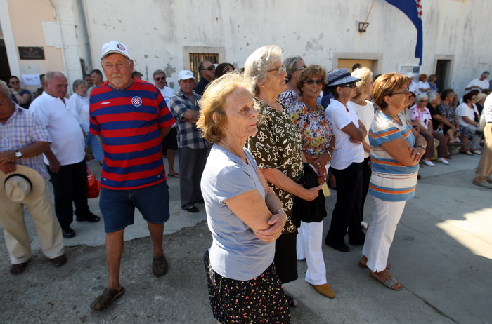 Mali Iz, 260712.
Proslava 70. obljetnice Maloiskog ustanka kojeg zajedno organiziraju Grad Zadar i Udruga antifasistickih boraca pod pokroviteljstvom predsjednika Ive Josipovica. Na spomenik Palima za slobodu i socijalizam u uvali Knez vijence su polozili