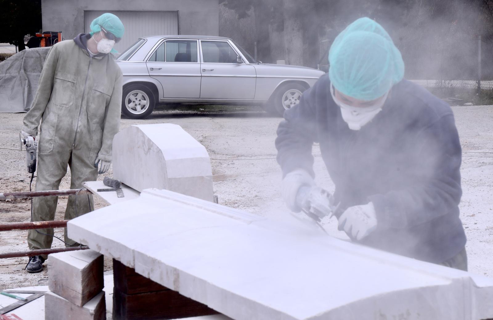 Mladi europski kipari stigli u Imotski, punom parom rade spomenik kultnom Mercedesu Mladi europski kipari stigli u Imotski, punom parom rade spomenik kultnom Mercedesu