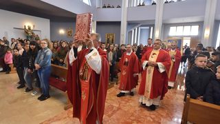 Zadarski nadbiskup Puljić predvodio svetu misu u Kistanjama povodom obilježavanja obljetnice proglašenja blaženim Serafina Kodića Zadarski nadbiskup Puljić predvodio svetu misu u Kistanjama povodom obilježavanja obljetnice proglašenja blaženim Serafina Kodića