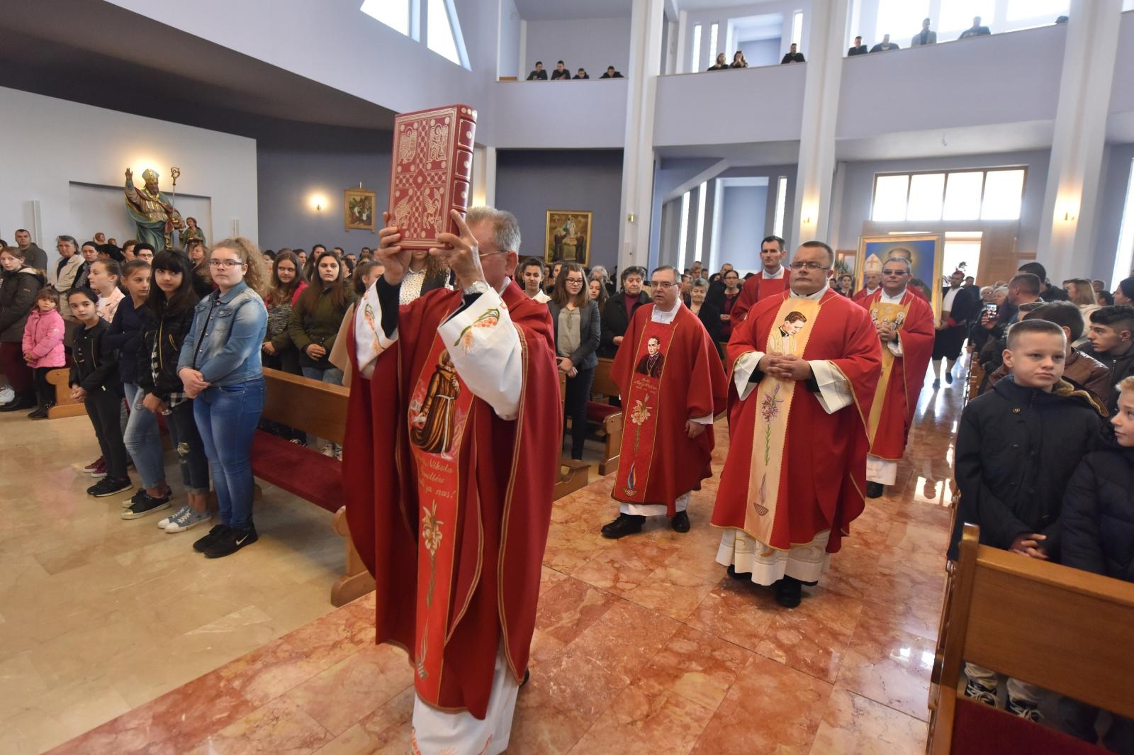 Zadarski nadbiskup Puljić predvodio svetu misu u Kistanjama povodom obilježavanja obljetnice proglašenja blaženim Serafina Kodića Zadarski nadbiskup Puljić predvodio svetu misu u Kistanjama povodom obilježavanja obljetnice proglašenja blaženim Serafina Kodića