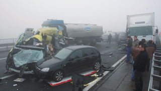 Zagreb, 161111.
Zagrebacka obilaznica, smjer istok, na mostu prije cvora Ivanja Reka, u jutrosnjoj magli oko 7 i 30 sati , sudarilo se dvadesetak automobila, a ozlijedjeno je vise osoba.
Foto: Goran Mehkek / Cropix