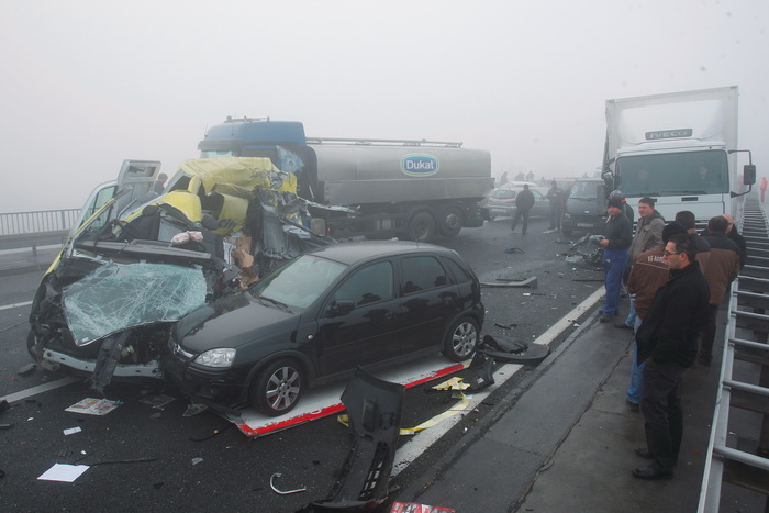 Zagreb, 161111.
Zagrebacka obilaznica, smjer istok, na mostu prije cvora Ivanja Reka, u jutrosnjoj magli oko 7 i 30 sati , sudarilo se dvadesetak automobila, a ozlijedjeno je vise osoba.
Foto: Goran Mehkek / Cropix