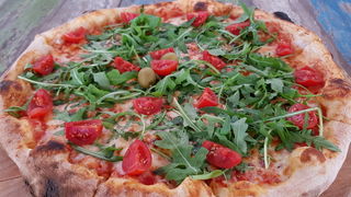 Vrhunska ponuda pizza i hamburgera u Famous Beach Bar & Grillu. Predstavljamo pizze Bianca i Rukola & Mozarella te Famous i Western hamburgeri