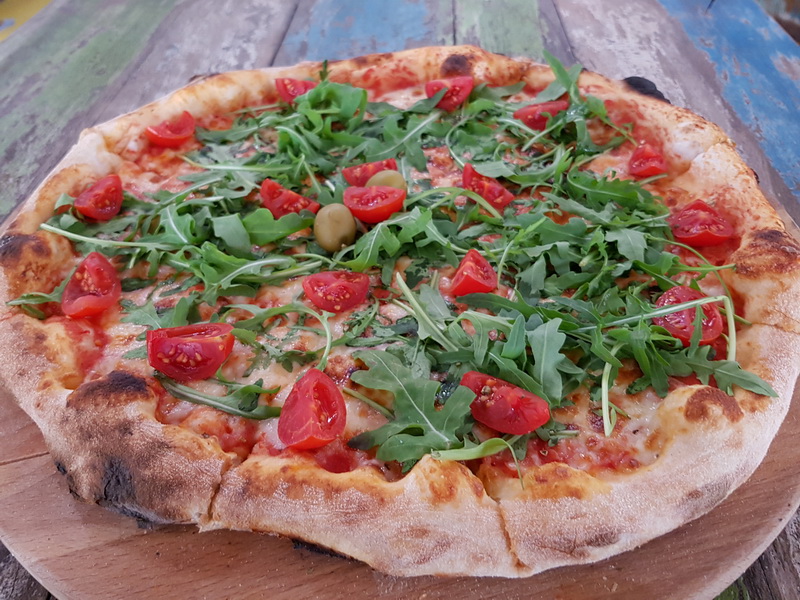 Vrhunska ponuda pizza i hamburgera u Famous Beach Bar & Grillu. Predstavljamo pizze Bianca i Rukola & Mozarella te Famous i Western hamburgeri