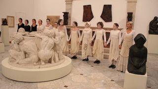 Glazbeno-plesni performans “Ona koja nosi”, foto: Iva Perinčić Glazbeno-plesni performans “Ona koja nosi”, foto: Iva Perinčić