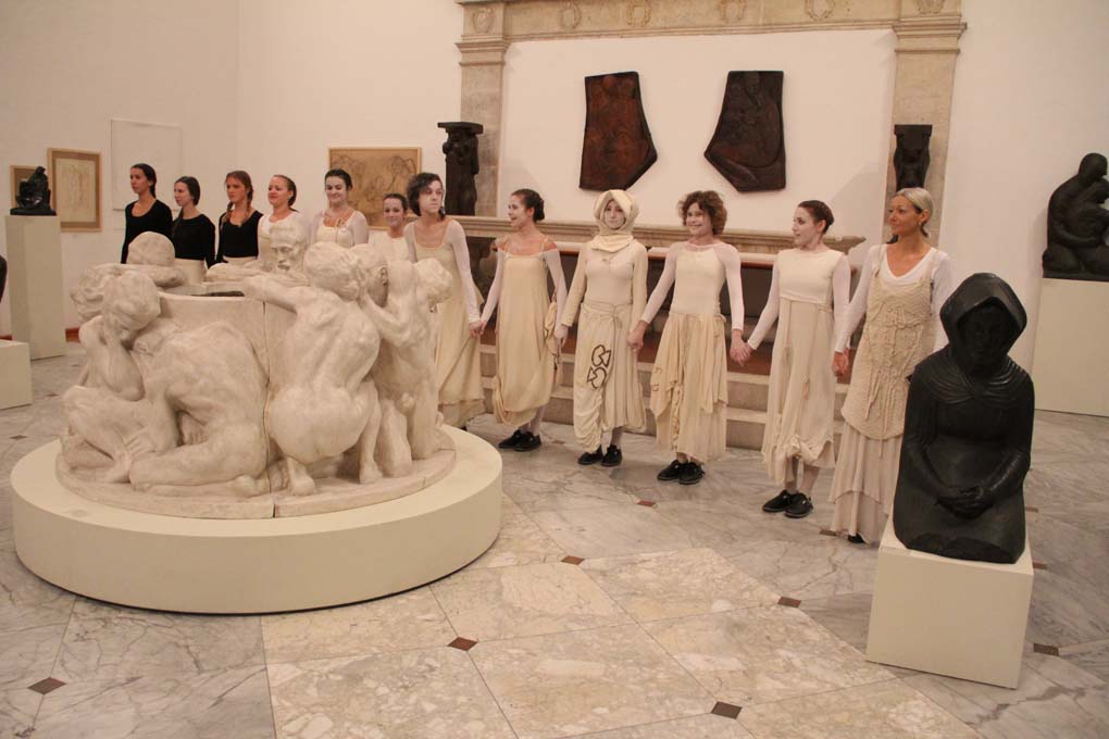 Glazbeno-plesni performans “Ona koja nosi”, foto: Iva Perinčić Glazbeno-plesni performans “Ona koja nosi”, foto: Iva Perinčić