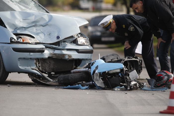 Zadar, 011110.
Teska prometna nesreca automobila Fiat Punto i motora Gillera na krizanju Splitske ulice i Ulice Domovinskog rata. Ocevid je u tijeku.
Foto: Jure Miskovic / CROPIX