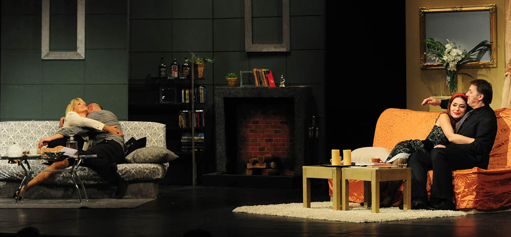 Zadar, 06.11.2012. snimio: Nenad Marčev
Gradsko kazalište Sisak &
Kazališna družina AMICRO
Mario Fratti:
PRIJATELJI(CE), komedija
redatelj: Boris B. Hrovat
igraju: Goran Grgić, Nada Abrus,
Dunja Sepčić, Igor Golub
Dvorana HNK Zadar Zadar, 06.11.2012. snimio: Nenad Marčev
Gradsko kazalište Sisak &
Kazališna družina AMICRO
Mario Fratti:
PRIJATELJI(CE), komedija
redatelj: Boris B. Hrovat
igraju: Goran Grgić, Nada Abrus,
Dunja Sepčić, Igor Golub
Dvorana HNK Zadar