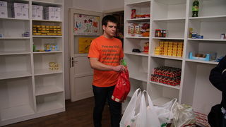 Zadarski maturanti donirali brašno Socijalnoj samoposluzi Zadarski maturanti donirali brašno Socijalnoj samoposluzi